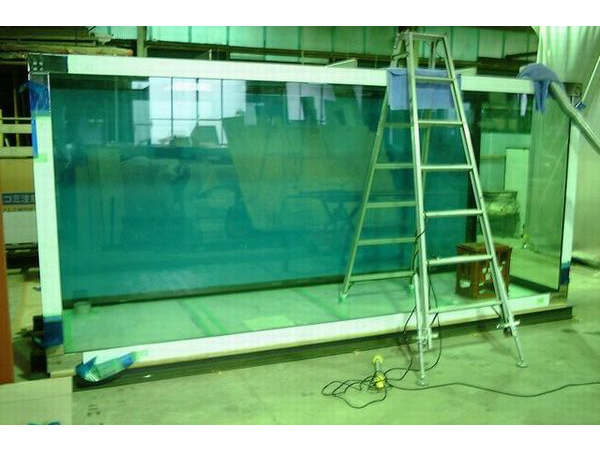 超大型ガラス水槽